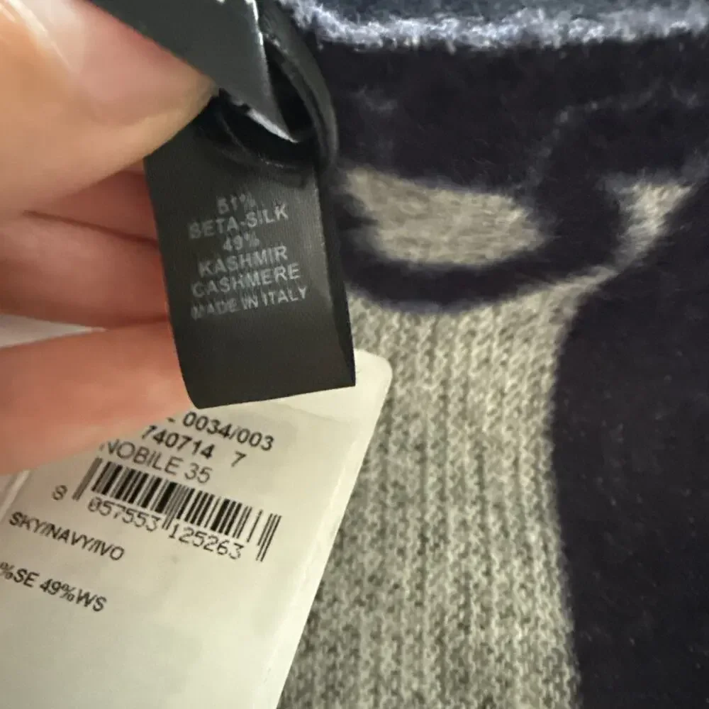 NIB Salvatore Ferragamo SR NOBILE 35 Scarf Silk Cashmere Gancini Navy Blue Ivory